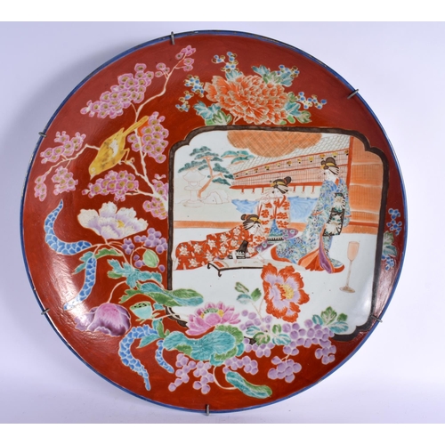 2146 - A VERY LARGE 19TH CENTURY JAPANESE MEIJI PERIOD IMARI CHARGER. 40 cm diameter.