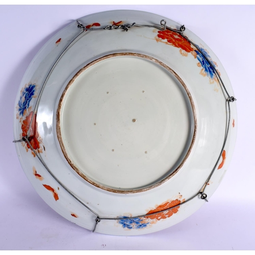 2146 - A VERY LARGE 19TH CENTURY JAPANESE MEIJI PERIOD IMARI CHARGER. 40 cm diameter.