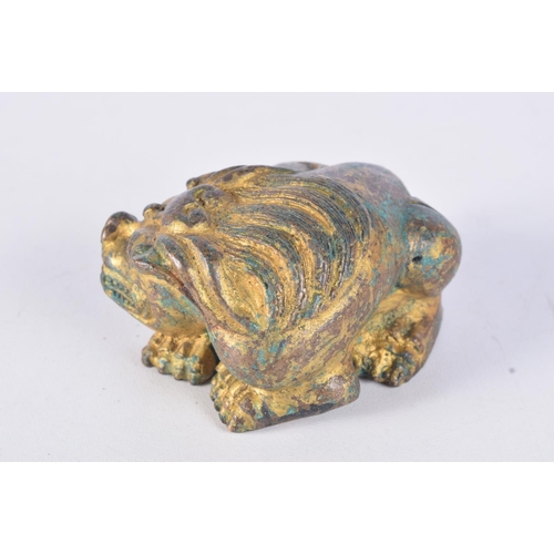 3015 - A small Chinese bronze gilded beast 3.5 x 7 cm.