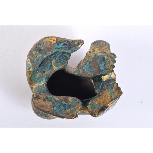 3015 - A small Chinese bronze gilded beast 3.5 x 7 cm.