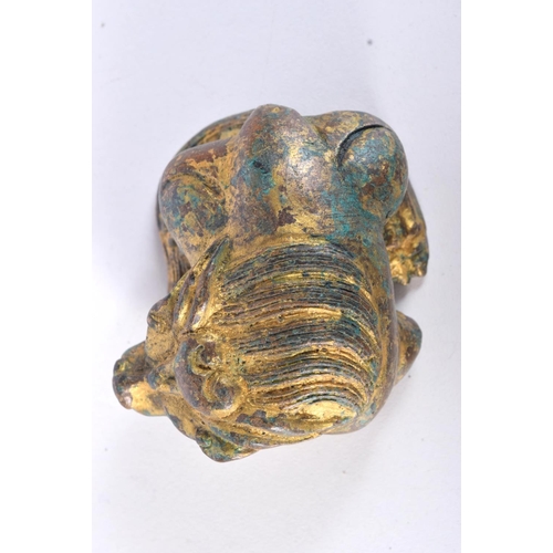 3015 - A small Chinese bronze gilded beast 3.5 x 7 cm.