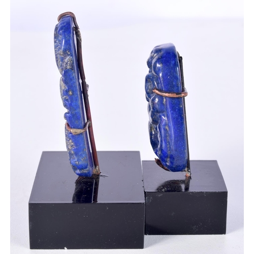 3030 - A pair of Lapis Lazuli carved pendants mounted on plinths 6 x 4 cm (2).