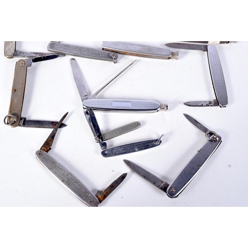 3068 - A collection of vintage metal pipe smokers pen knives together with other pen knives 9 cm (14).