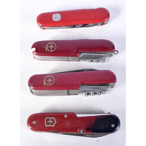 3070 - A collection of Swiss Army knives 9 cm (4).