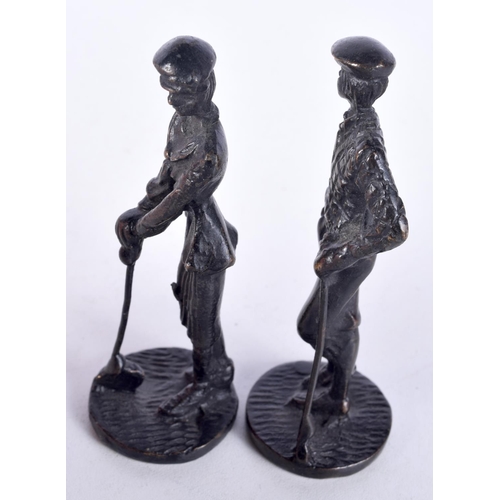 3074 - A pair of small bronze models of golfers 10 cm (2).