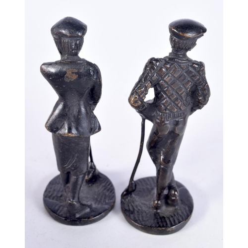 3074 - A pair of small bronze models of golfers 10 cm (2).