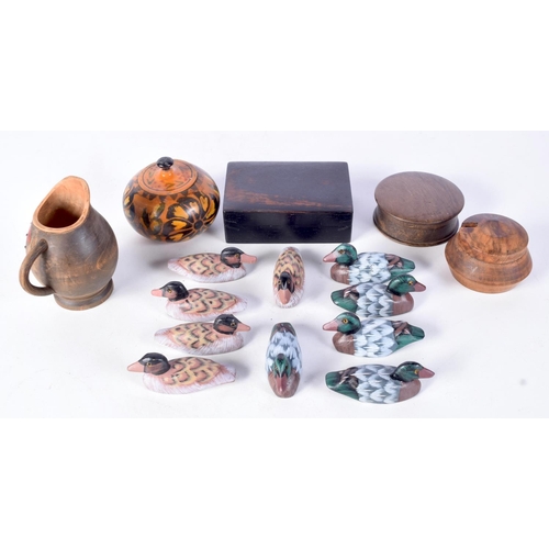 3077 - A collection of Treen items and a collection of wooden ducks 10 x 7 cm (17)