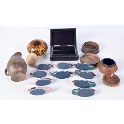 3077 - A collection of Treen items and a collection of wooden ducks 10 x 7 cm (17)