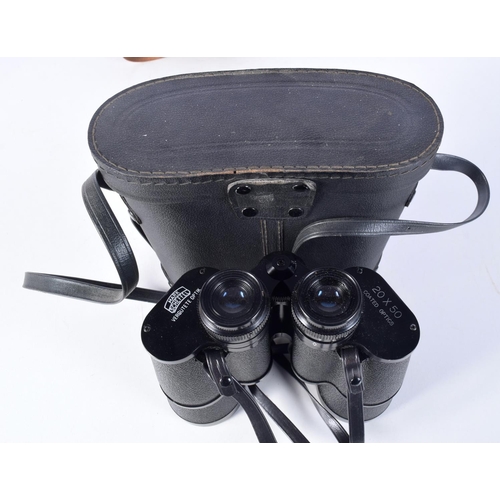 3102 - A collection of binoculars and two large lenses (6).