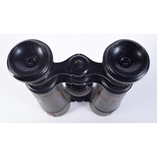 3102 - A collection of binoculars and two large lenses (6).