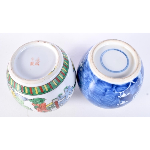 3138 - A pair of Chinese porcelain ginger jars. 13cm (2).