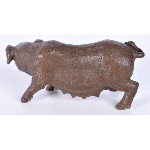 3152 - A Japanese bronze pig. 3.5 x 8cm.