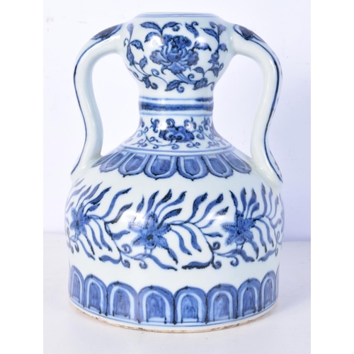 3184 - A Chinese porcelain blue and white twin-handled vase decorated with lotus. 20cm high.