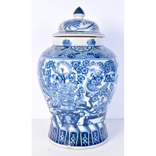 3192 - A large Chinese porcelain blue and white baluster vase. With associated lid. 46cm high.