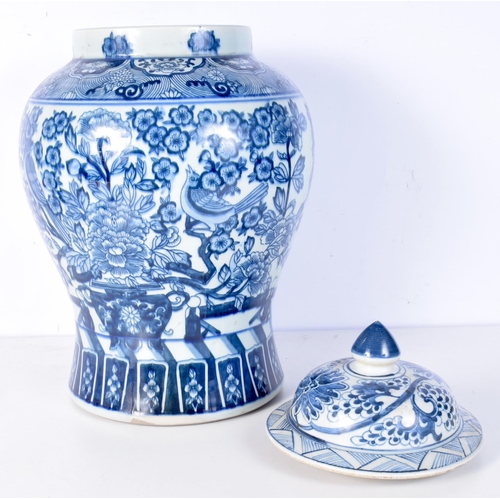 3192 - A large Chinese porcelain blue and white baluster vase. With associated lid. 46cm high.