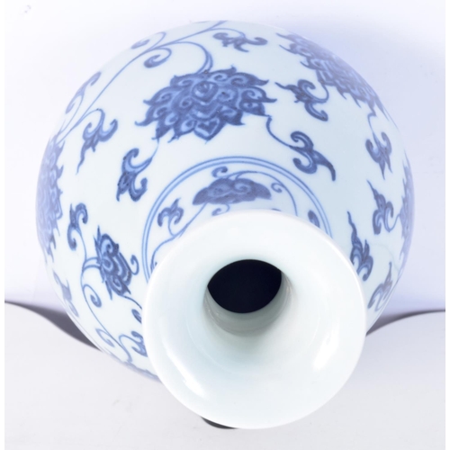 3195 - A small Chinese porcelain blue and white Yuyuchunpin vase decorated with lotus. 24cm high.