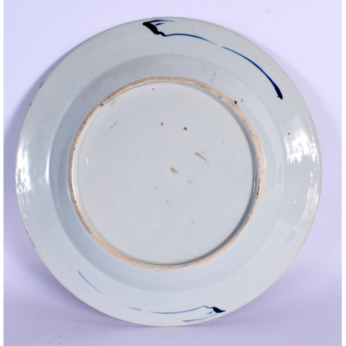 23 - A LARGE EARLY 18TH CENTURY CHINESE BLUE AND WHITE PORCELAIN DISH Yongzheng. 25 cm diameter.