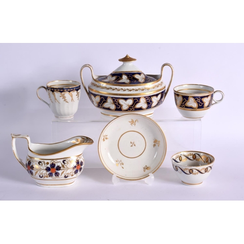 258 - LATE 18TH CENTURY NEW HALL TWO HANDLED SUCRIER AND COVER WITH MATCHING CUP PAINTED WITH PATTERN 695... 