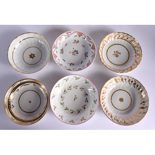 259 - 18TH CENTURY NEW HALL BLUE AND GILT TRIO  THREE TEABOWLS AND SAUCERS  ONE PATTERN 27 GODDEN REFERENC... 