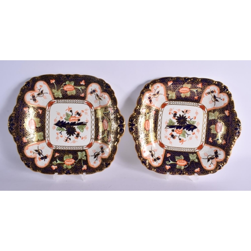 261 - ROYAL CROWN DERBY SET OF TWELVE IMARI PATTERN 9022 LUNCHEON PLATES AND TWO MATCHING SERVING DISHES D... 