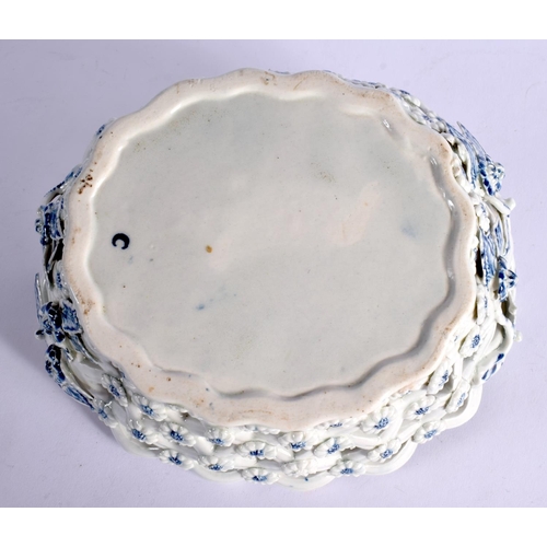 265 - 18TH CENTURY WORCESTER TWO HANDLED BASKET PRINTED AND HAND PAINTED WITH THE PINE CONE PATTERN. 9.5cm... 