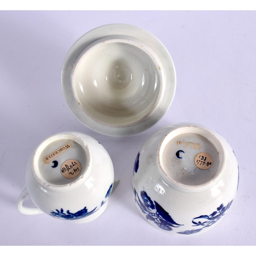 266 - 18TH CENTURY WORCESTER SUCRIER AND COVER AND A MILK JUG BOTH PRINTED WITH THREE FLOWERS PATTERN. Suc... 