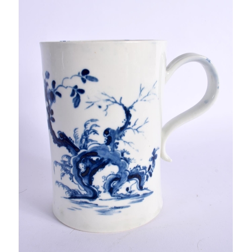 269 - 18TH CENTURY WORCESTER EARLY MUG OF SLIGHTLY WAISTED FORM PAINTED WITH THE PRUNUS ROOT PATTERN  WORK... 