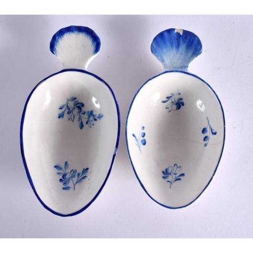 271 - 18TH CENTURY DERBY RARE PAIR OF MEDICINE SPOONS PAINTED WITH DRY BLUE FLOWERS. 11cm Long (Pr)