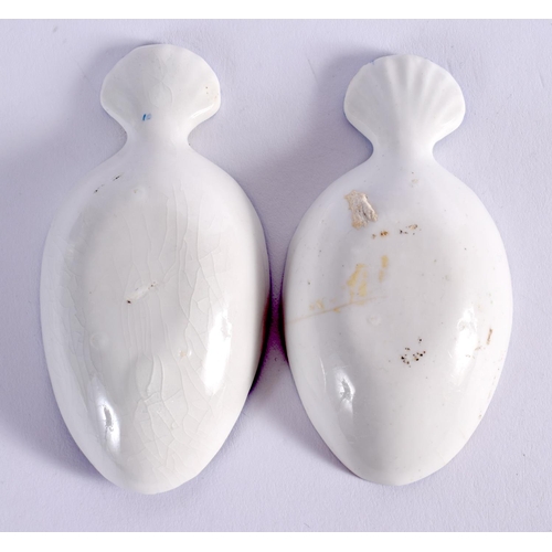 271 - 18TH CENTURY DERBY RARE PAIR OF MEDICINE SPOONS PAINTED WITH DRY BLUE FLOWERS. 11cm Long (Pr)