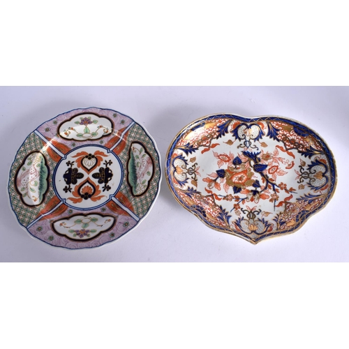 272 - 18TH CENTURY DERBY IMARI STYLE PLATE PAINTED IN RED BLUE AND GOLD  FRETTED SQUARE MARK AND A DERBY I... 