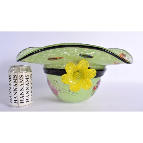 360 - A LOVELY STUDIO ART GLASS MURANO FRUIT BOWL in the form of a hat. 35 cm x 18 cm.