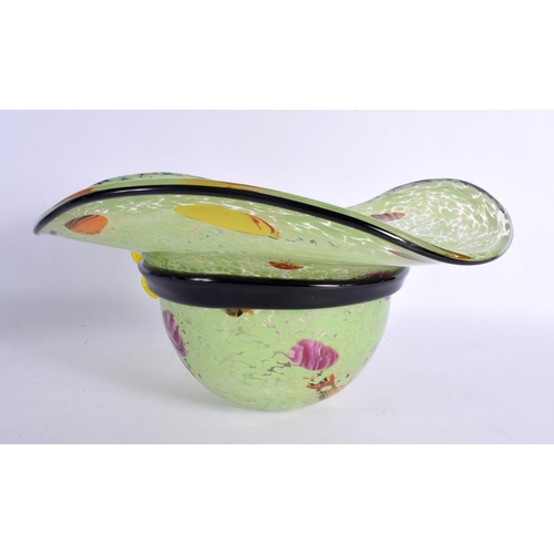 360 - A LOVELY STUDIO ART GLASS MURANO FRUIT BOWL in the form of a hat. 35 cm x 18 cm.