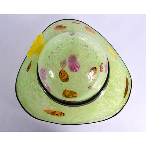 360 - A LOVELY STUDIO ART GLASS MURANO FRUIT BOWL in the form of a hat. 35 cm x 18 cm.