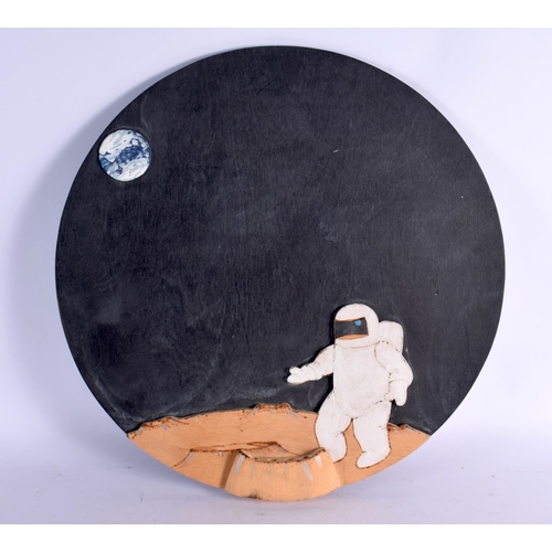 372 - AN UNUSUAL ASTRONAUT CARVED WOOD HANGING CHALK BOARD. 42 cm diameter.