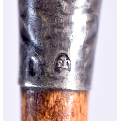 406 - A RARE ANTIQUE SILVER MOUNTED MONKEY HEAD SWAGGER STICK. 80 cm long.