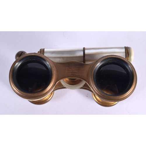 417 - A PAIR OF ANTIQUE MAPPIN & WEBB OPERA GLASSES with extending handle. 24 cm wide with handle extended... 