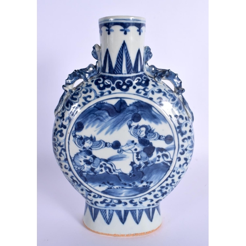 51 - A MID 19TH CENTURY CHINESE BLUE AND WHITE PORCELAIN PILGRIM FLASK Qing. 22 cm x 12 cm.