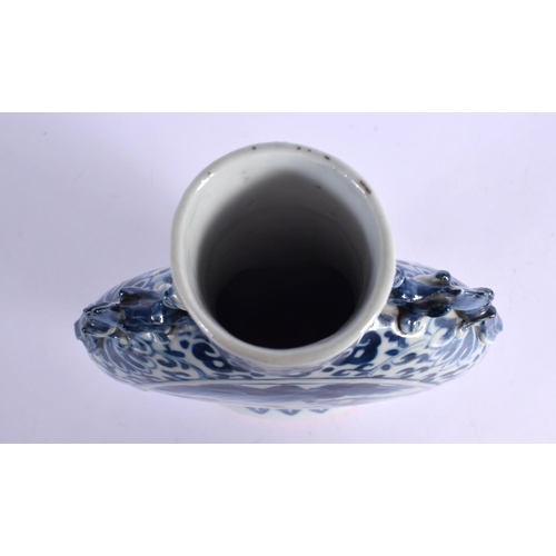 51 - A MID 19TH CENTURY CHINESE BLUE AND WHITE PORCELAIN PILGRIM FLASK Qing. 22 cm x 12 cm.