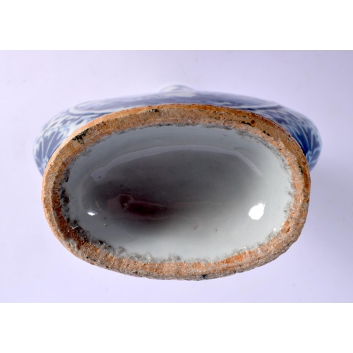 51 - A MID 19TH CENTURY CHINESE BLUE AND WHITE PORCELAIN PILGRIM FLASK Qing. 22 cm x 12 cm.