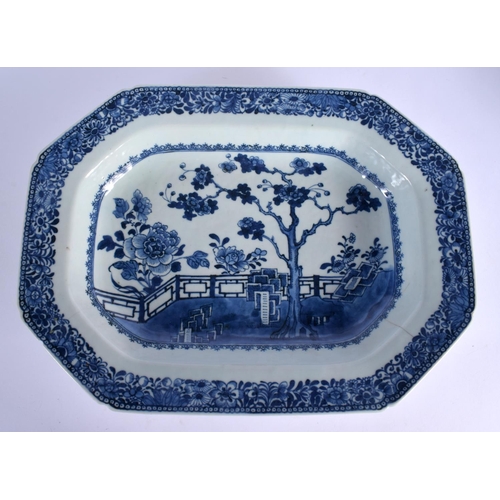 55 - A GOOD LARGE 18TH CENTURY CHINESE BLUE AND WHITE EXPORT TUREEN AND COVER with matching stand. 38 cm ... 