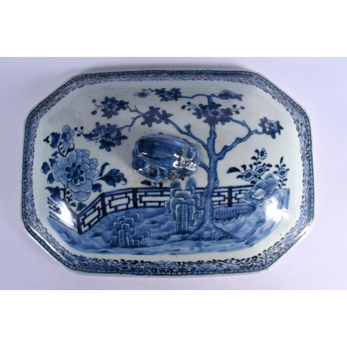 55 - A GOOD LARGE 18TH CENTURY CHINESE BLUE AND WHITE EXPORT TUREEN AND COVER with matching stand. 38 cm ... 