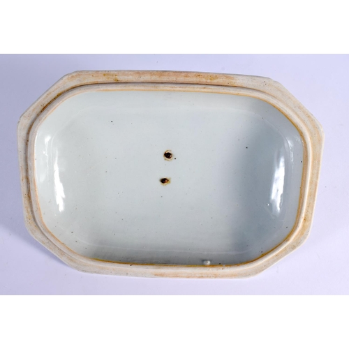 55 - A GOOD LARGE 18TH CENTURY CHINESE BLUE AND WHITE EXPORT TUREEN AND COVER with matching stand. 38 cm ... 