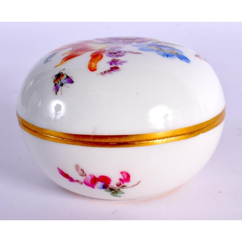 245 - A SMALL MEISSEN PORCELAIN BOX AND COVER. 7 cm diameter.