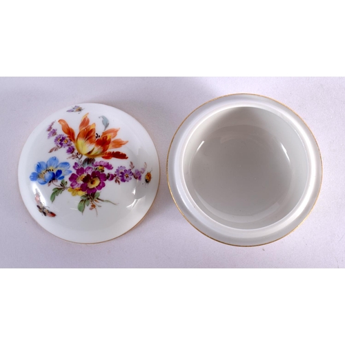 245 - A SMALL MEISSEN PORCELAIN BOX AND COVER. 7 cm diameter.