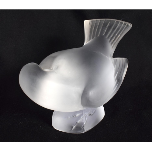 76 - A FRENCH LALIQUE GLASS BIRD. 10 cm x 8 cm.