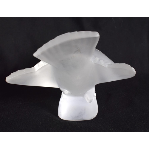 77 - A FRENCH LALIQUE GLASS BIRD. 10 cm x 8 cm.