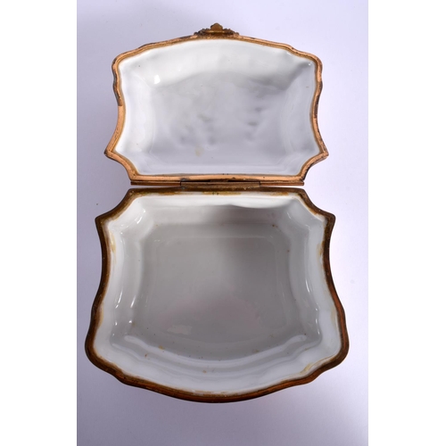 84 - AN ITALIAN CAPO DI MONTE NAPLES PORCELAIN BOX. 19 cm x 14 cm.