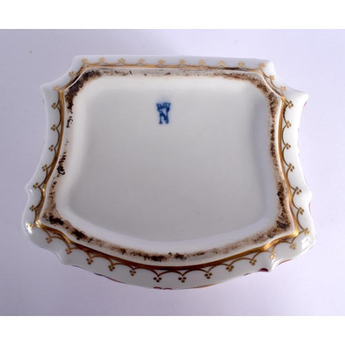 84 - AN ITALIAN CAPO DI MONTE NAPLES PORCELAIN BOX. 19 cm x 14 cm.