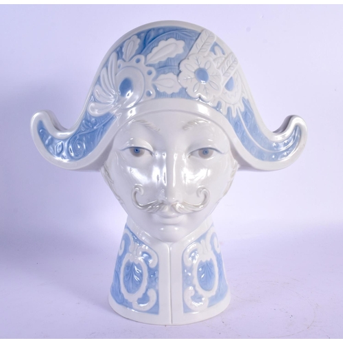 106 - AN UNUSUAL LLADRO PORCELAIN TRICORN HAT BUST C1970 to 1984. 25 cm x 18 cm.