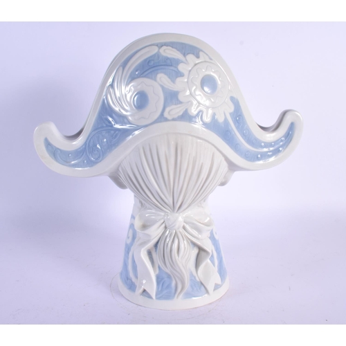 106 - AN UNUSUAL LLADRO PORCELAIN TRICORN HAT BUST C1970 to 1984. 25 cm x 18 cm.